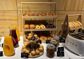 Desayuno buffet diario (EUR 14 por persona)