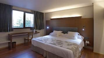 Een minibar, een kluis op de kamer, een bureau, een laptopwerkplek