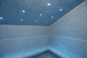 A room with a tiled ceiling and walls, featuring a geometric pattern and recessed lighting. - Hotel Sancho Abarca Petit SPA (Huesca)