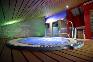 Un sauna, una bañera de hidromasaje, baño turco, masajes