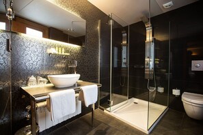Milieuvriendelijke toiletartikelen, een haardroger, een bidet