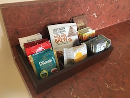 Frigobar, micro-ondas, chaleira elétrica, torradeira