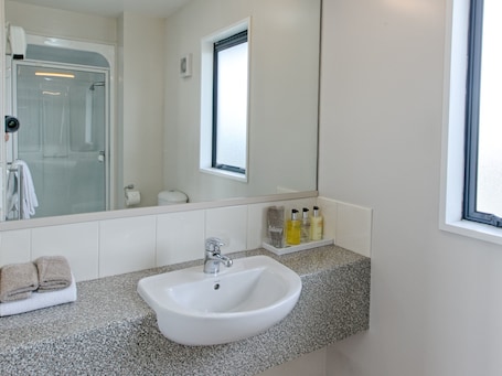 Desk, blackout curtains, iron/ironing board, free WiFi. Bella Vista Motel Hokitika