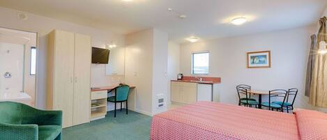 Escriptori, cortines opaques, planxa i posts de planxar i wifi gratuïta