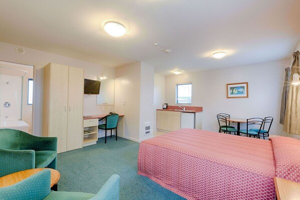 Desk, blackout curtains, iron/ironing board, free WiFi - Bella Vista Motel Hokitika (Hokitika)