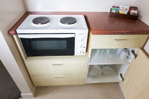 家庭房, 1 间卧室 (Unit) | 办公桌、遮光窗帘、熨斗/熨衣板、免费 WiFi