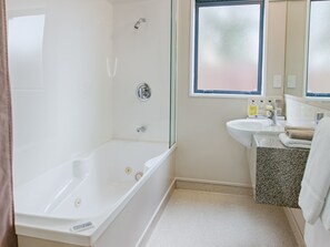 Family Room, 1 Bedroom (Unit) | Bilik Mandi | Kelengkapan dandanan diri mesra alam, pengering rambut 