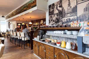 Desayuno buffet diario (EUR 20 por persona)