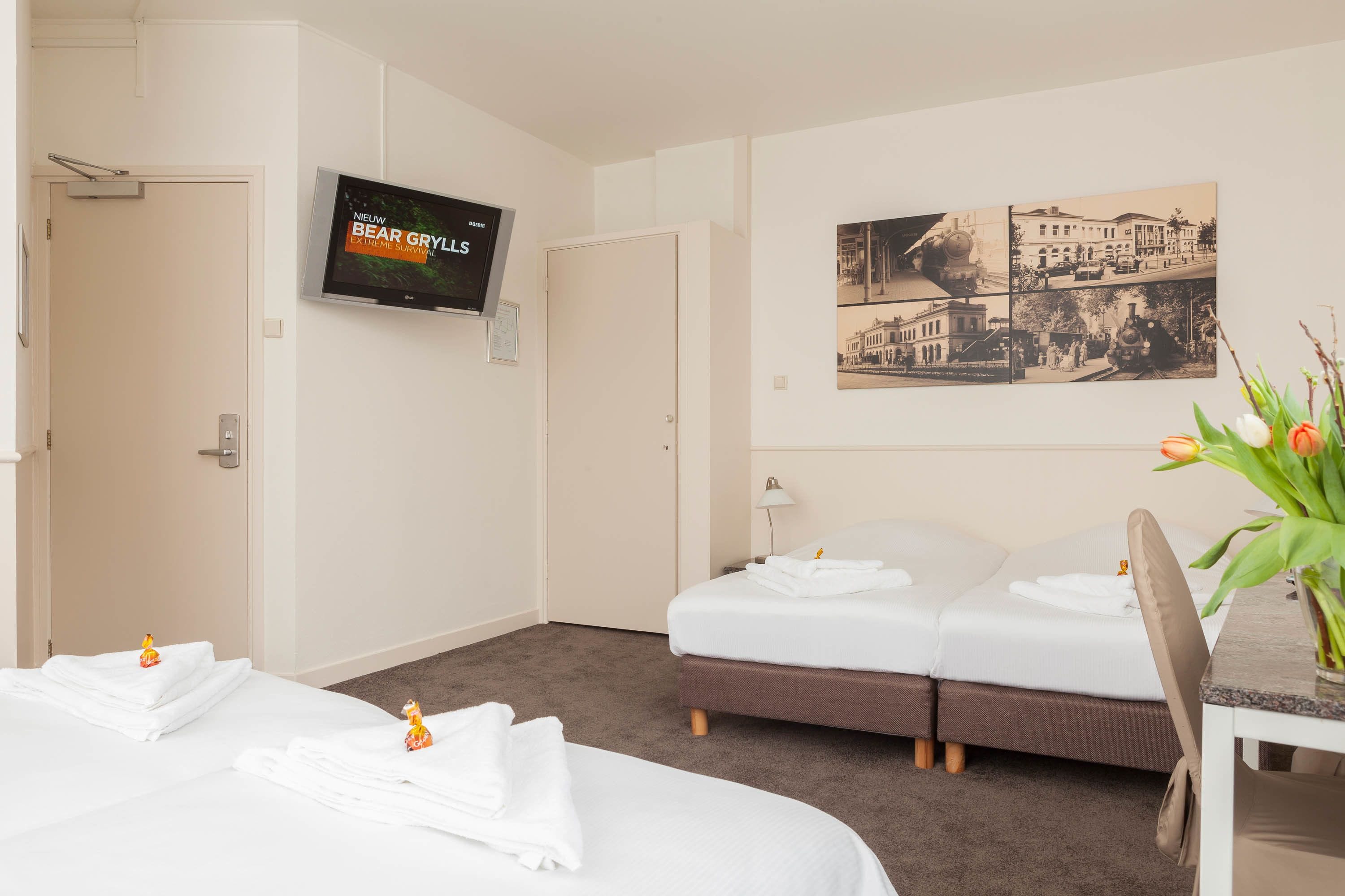 desk, free wifi, bed sheets