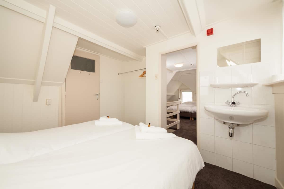 Een bureau, gratis wifi, beddengoed
