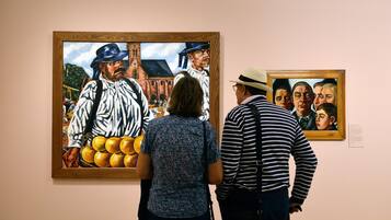 Una galería con pinturas expuestas.