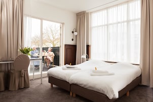 Escritorio, wifi gratis y ropa de cama