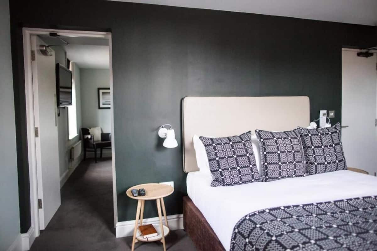 Habitación familiar | Sábanas de algodón egipcio, ropa de cama de alta calidad, escritorio