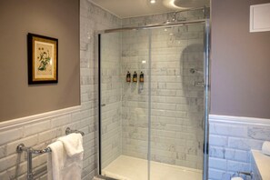 Shower, designer toiletries, hair dryer, bathrobes - The Globe, Warwick, Warwickshire - Brunning & Price (Warwick)