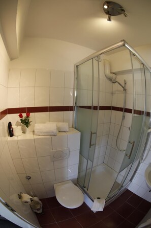 Shower, hair dryer, towels - Hotel Famosa (Düsseldorf)
