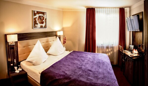Minibar, desk, free WiFi, bed sheets - Hotel Famosa (Düsseldorf)