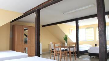Minibar, Schreibtisch, kostenloses WLAN, Bettwäsche
