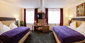 Minibar, desk, free WiFi, bed sheets - Hotel Famosa (Düsseldorf)