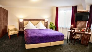 Minibar, desk, free WiFi, bed sheets - Hotel Famosa (Düsseldorf)