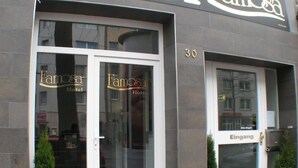 A hotel facade with the name 'Hotel Famosa' prominently displayed. - Hotel Famosa (Düsseldorf)