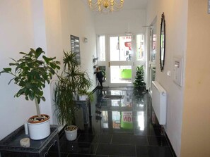 Interior entrance - Hotel Famosa (Düsseldorf)