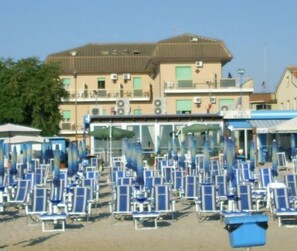 Am Strand, Shuttle zum Strand, Liegestühle, Strandtücher