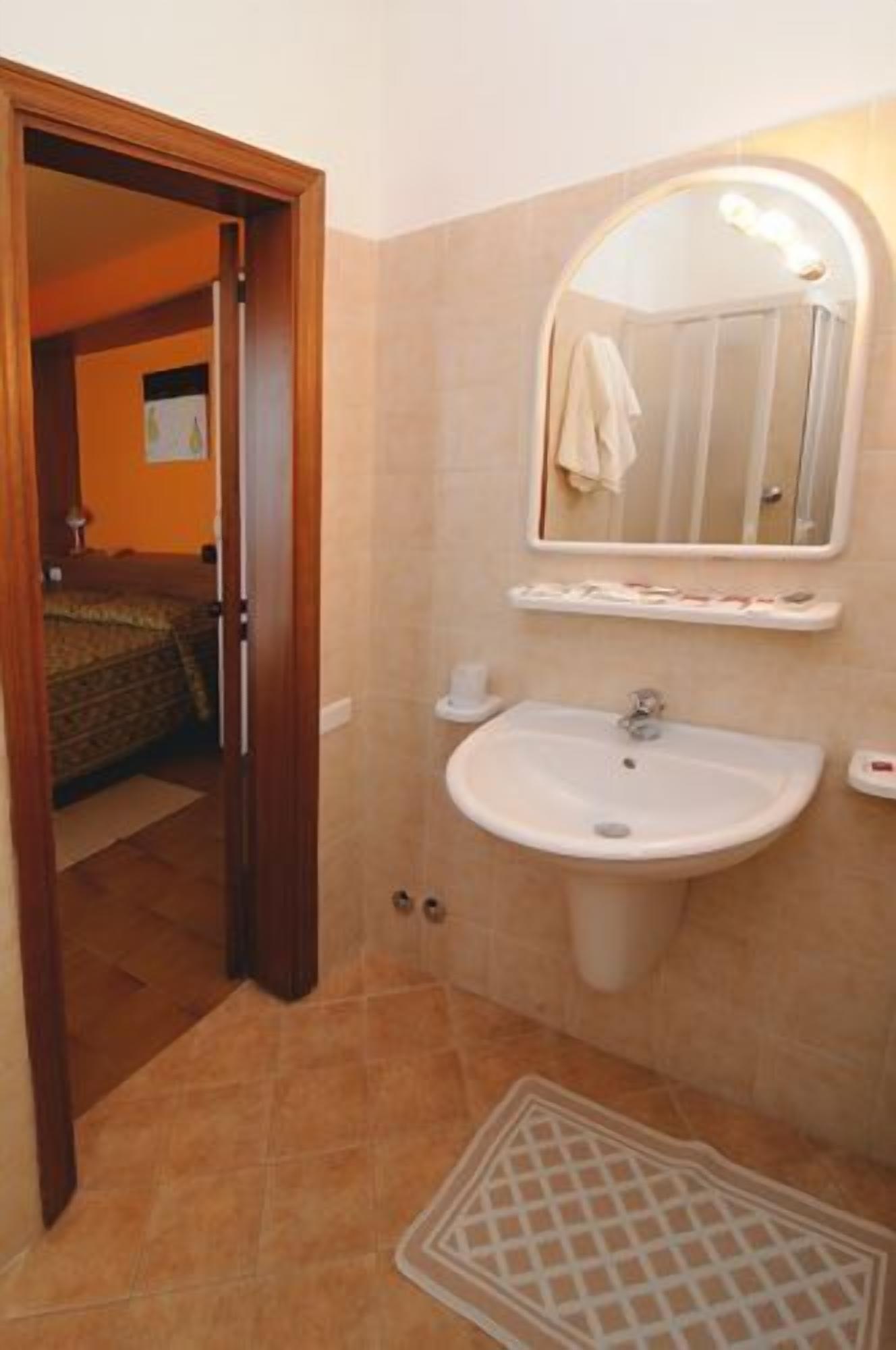 economy double room single use | bathroom sink