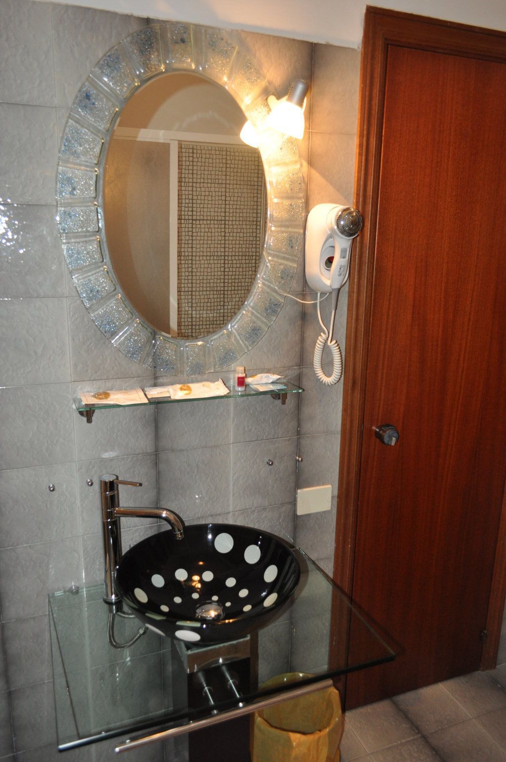 classic single room | bathroom sink