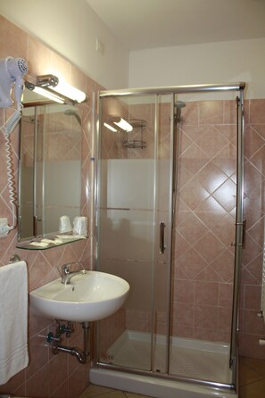 Shower, free toiletries, hair dryer, bidet - Adelaide House (Florence)