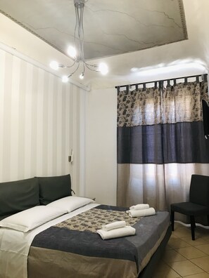 Minibar, décoration personnalisée, bureau, fer et planche à repasser