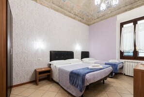 Minibar, individually decorated, individually furnished, desk - Adelaide House (Florence)