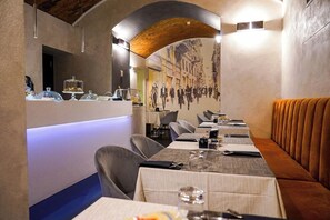 S'hi serveixen esmorzars, dinars i sopars 