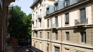 A multi-story building with balconies and windows, featuring a classic architectural style. - Style Hotel (Milan)