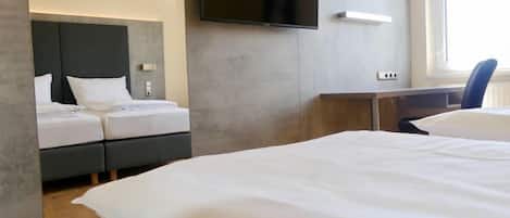 Quarto casal superior | Área de estar | TV de tela plana 40 cm com canais via satélite, TV