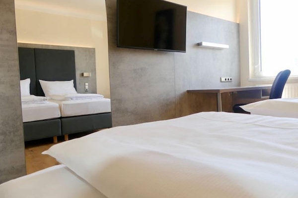 Chambre Double Supérieure | Coin séjour | Télévision à écran plat de 40 cm avec chaßnes par satellite, télévision