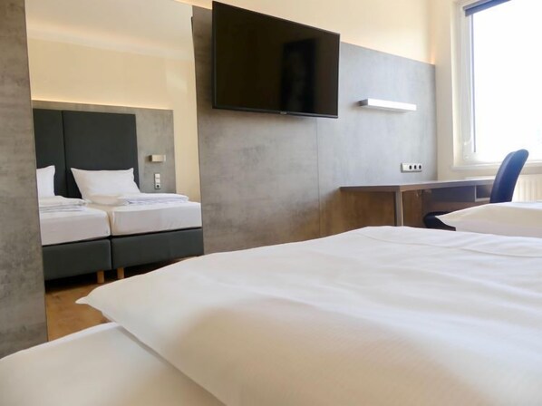 Dobbeltrom – superior | Oppholdsområde | En 40-centimeters Flatskjerm-TV med Parabol-TV samt TV