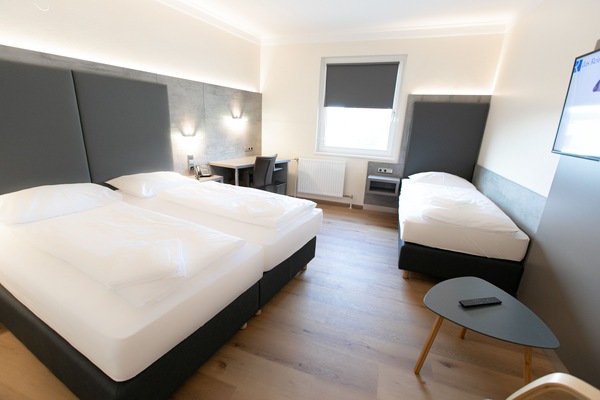 Basic Triple Room | Peralatan tempat tidur hipoalergenik, peti besi dalam bilik, meja
