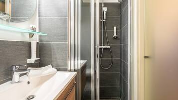 Regadera, amenidades de baño gratuitas, secadora de cabello, toallas