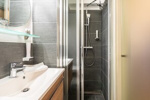 Dusj, toalettartikler (inkludert), hårføner og håndklær