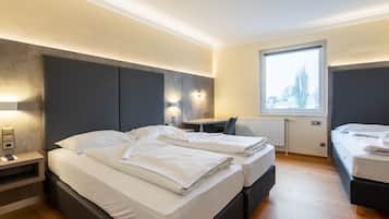 Habitación triple básica, para no fumadores | Ropa de cama hipoalergénica y caja de seguridad en la habitación