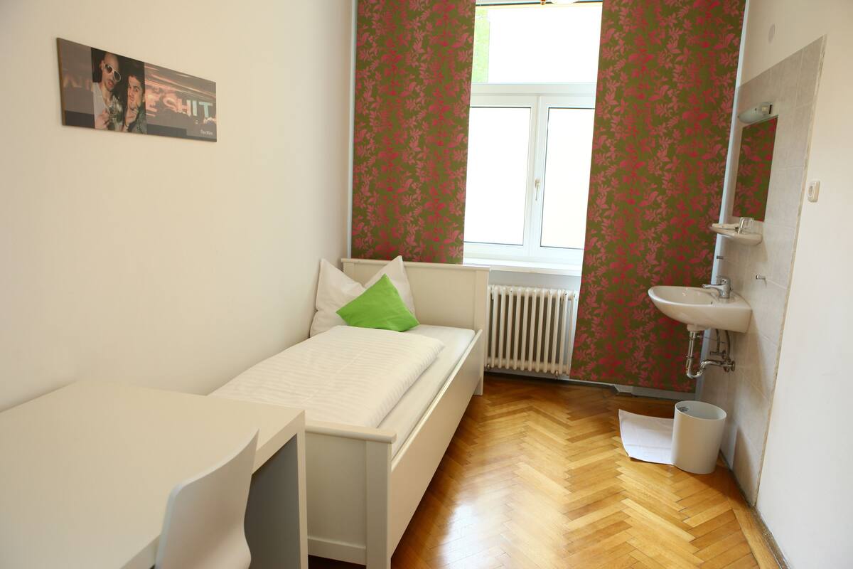 Chambre simple Confort, salle de bains commune | Bureau, lit d’appoint (supplément), accès au Wi-Fi (inclus)