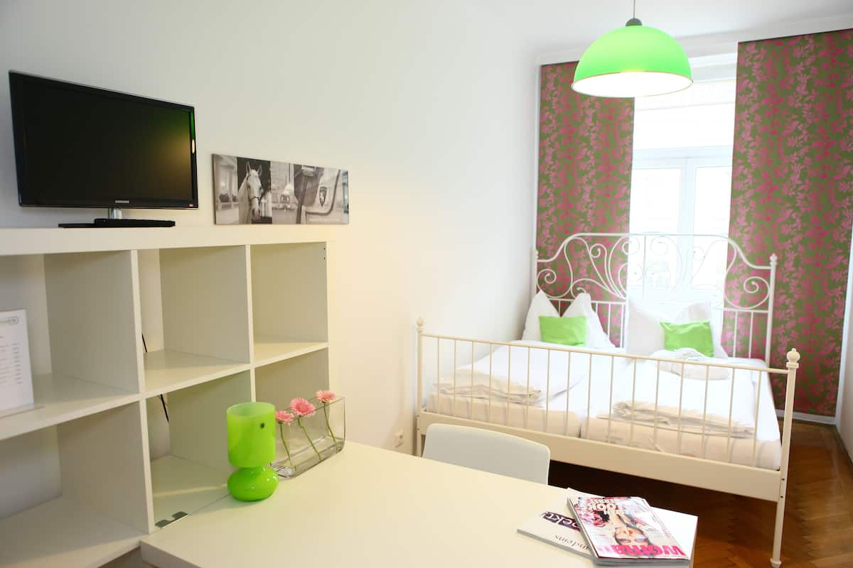Kamar Double Comfort, kamar mandi umum | Meja kerja, tempat tidur lipat/tambahan, dan Wi-Fi gratis