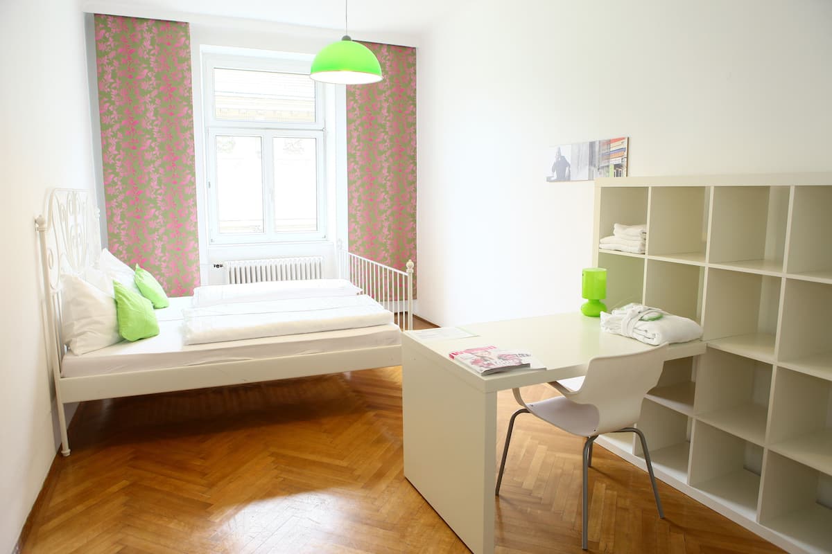Bureau, lit d’appoint (supplément), accès au Wi-Fi (inclus)
