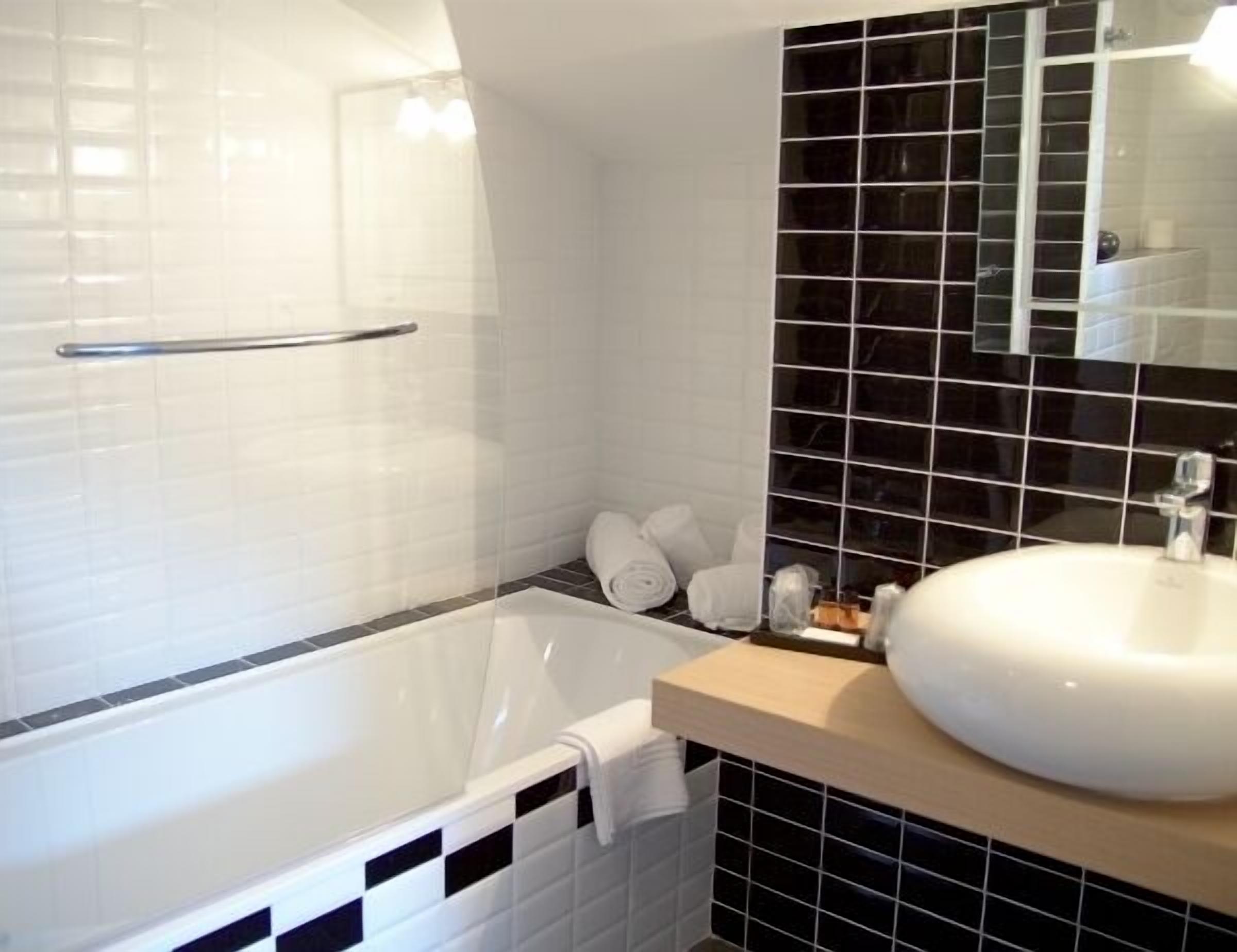 classic twin room | bathroom | deep-soaking bathtub, free toiletries, hair dryer, towels