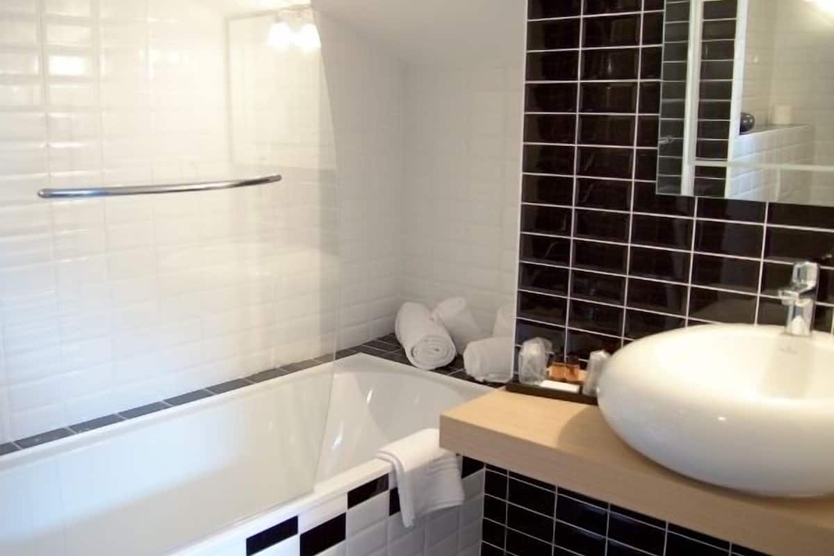 classic twin room | bathroom | deep-soaking bathtub, free toiletries, hair dryer, towels