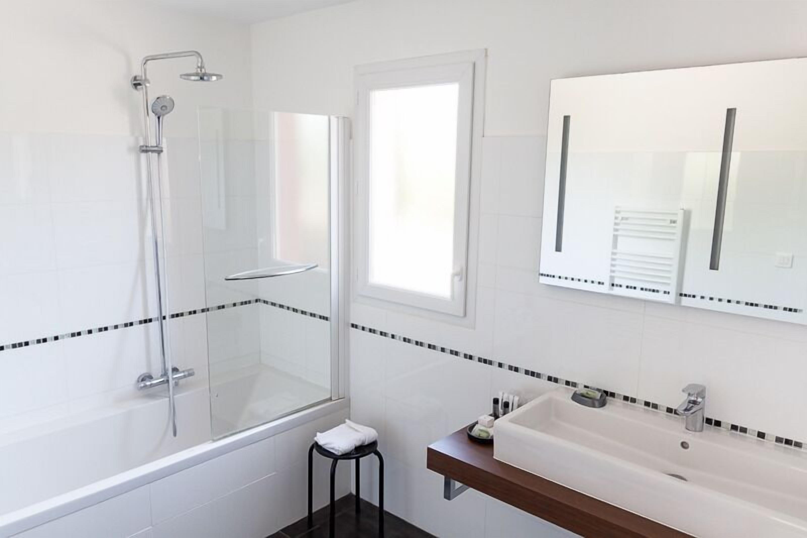 superior double room, terrace | bathroom | deep-soaking bathtub, free toiletries, hair dryer, towels