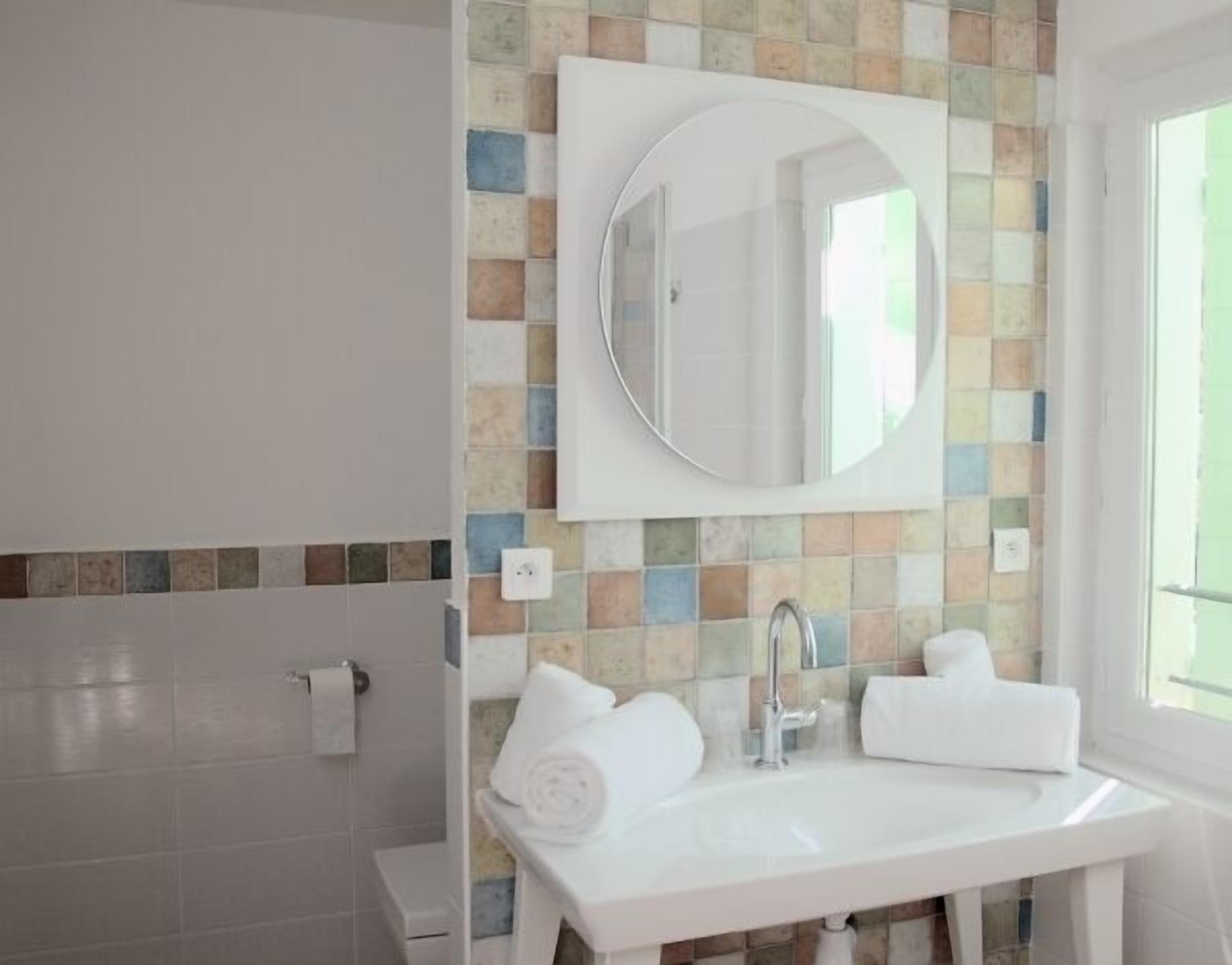 classic twin room | bathroom | deep-soaking bathtub, free toiletries, hair dryer, towels