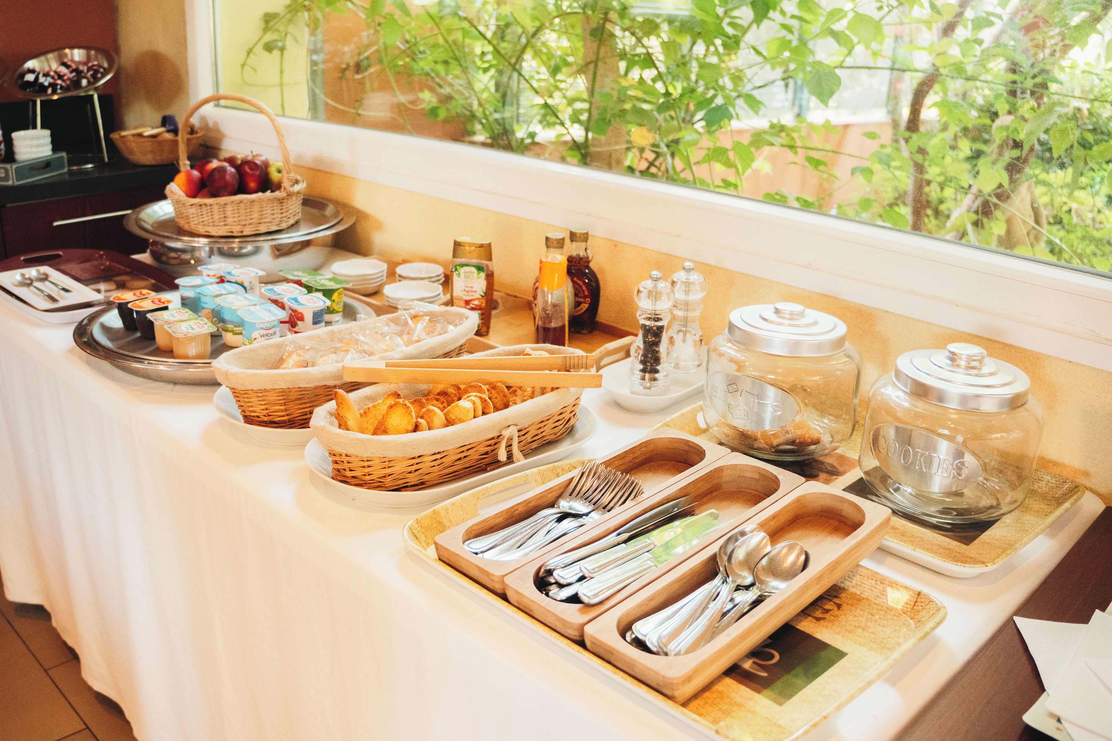 Un buffet proposant une variété de plats et d’accompagnements.