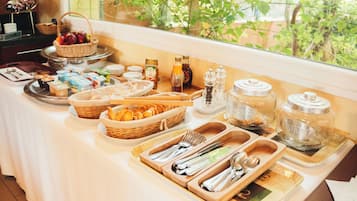 Un buffet proposant une variété de plats et d’accompagnements.