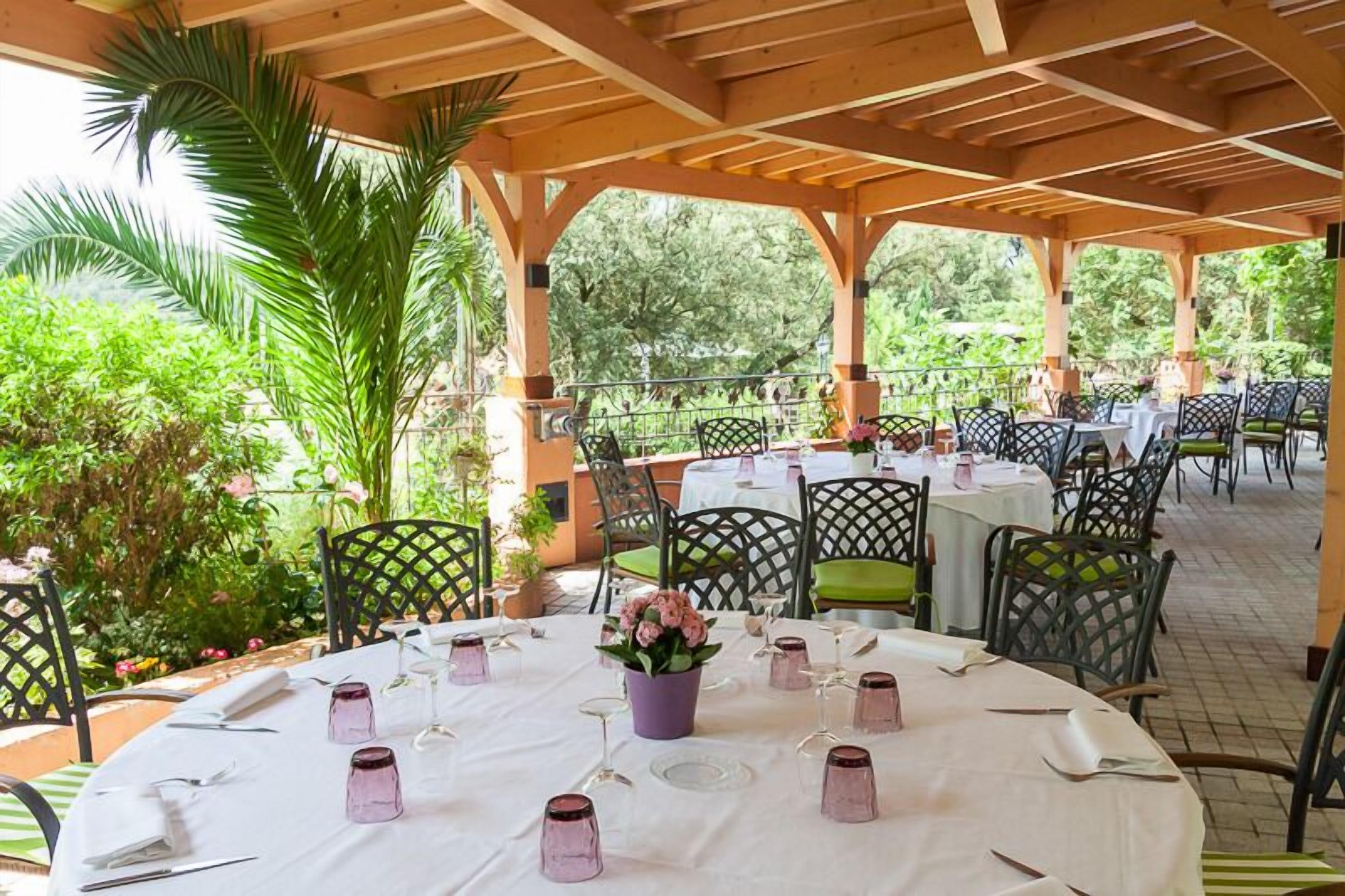 breakfast, lunch, dinner served; garden views